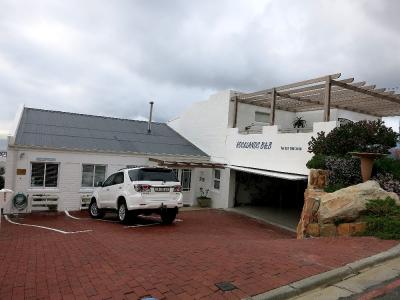 ２階が駐車場になっている。