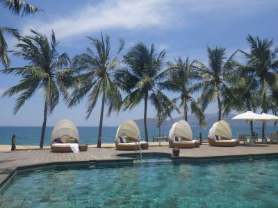 フロント近くの小さい方のプール