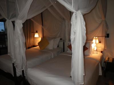 天蓋ベッド。枕のエッセンシャルオイルはリクエストできます。