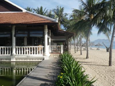 朝食ビュッフェはオンザビーチのレストランで。