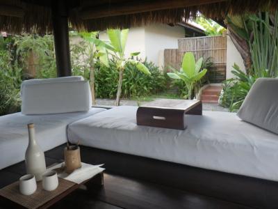 スパ後はここで海をみながらお茶とドライフルーツでのんびり。