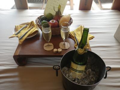 ウェルカムフルーツとシャンパンが部屋でお迎え。