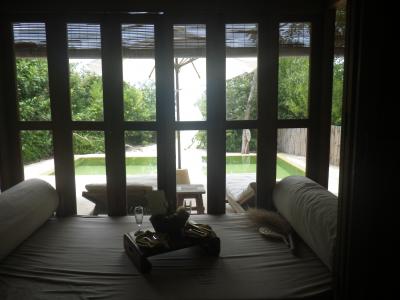 寝室となりのサンテラス？マットレスがひいてあります。