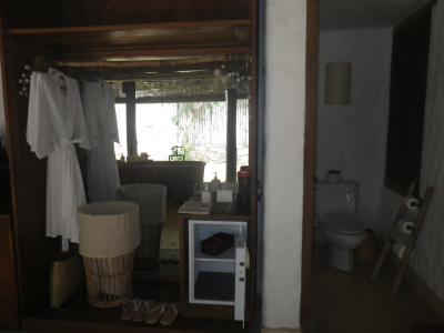 トイレとクローゼットもオープンエアのバスルーム内にあります