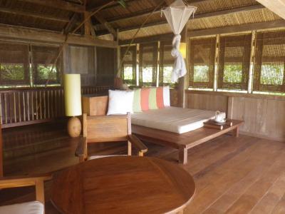 ヴィラ2Ｆに大きなデイベットや冷蔵庫、ミニバーあり。