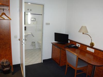 奥はシャワーとトイレですが暖房の利きがイマイチ。