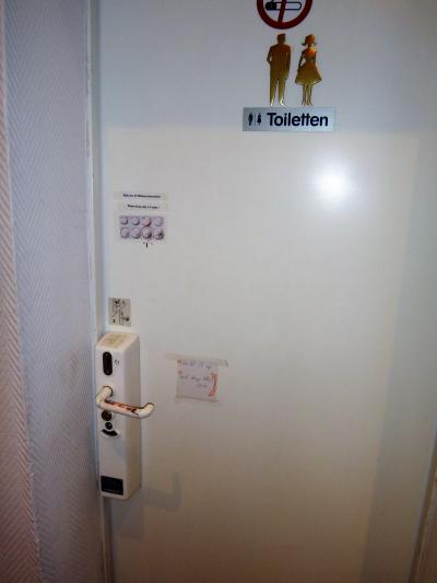 １階トイレ、１ユ−ロを投入しないとドアが開きません。