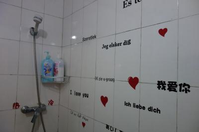壁に各国語で愛してる、日本語は「あいしてる」って平仮名でした