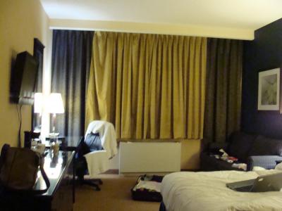 部屋。安いホテルでも広いです。