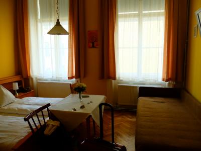 天井が高くてシンプルなお部屋。