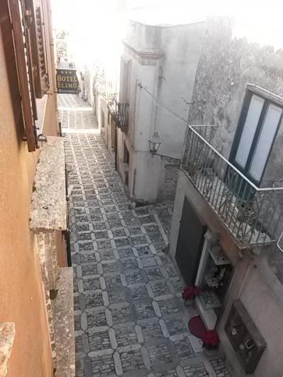 部屋のテラスからメインストリートの眺め