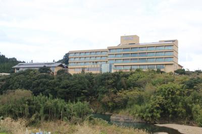 市街地を望む露天風呂、近くに流れるプール