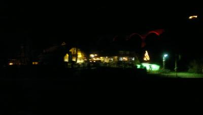 左がホテル右の赤が歴史的価値のある橋、クリスマスの市あり