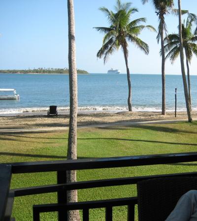 部屋から見た海です