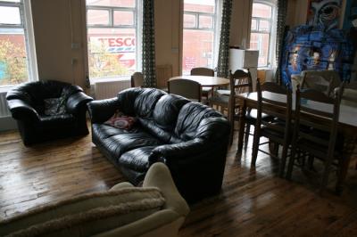 上のフロアにある広いリビングルーム