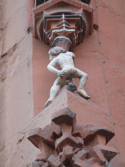 ホテル外壁の彫刻