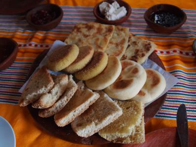 朝ごはん。色んな種類のパン。