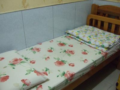 ベッドは小さめ。175以上だと脚を曲げないと無理かも？