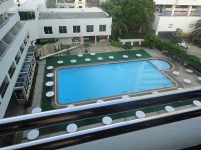 本館側のプール　いつもガラガラ空いてます