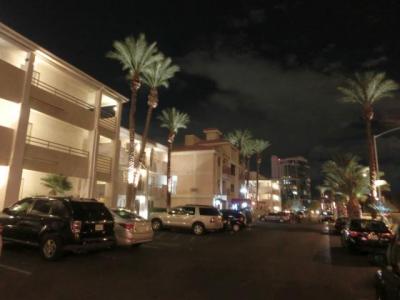 建物の周囲をぐるりと、駐車スペースが囲む。日没後でも雰囲気は