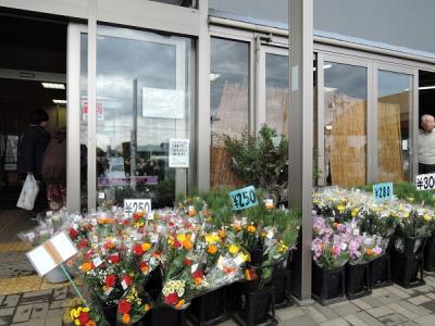 野菜や花が沢山販売されていました