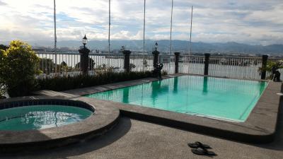 隣のプールから