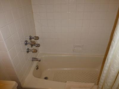 浴槽はかなり浅いです