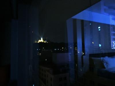 ホテルの窓から見えるギア灯台