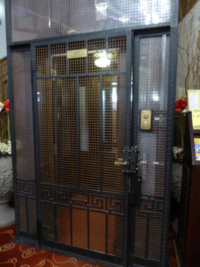 歴史を感じさせるエレベーター