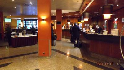 レセプションの左がインフォメーション、その左がBARです。