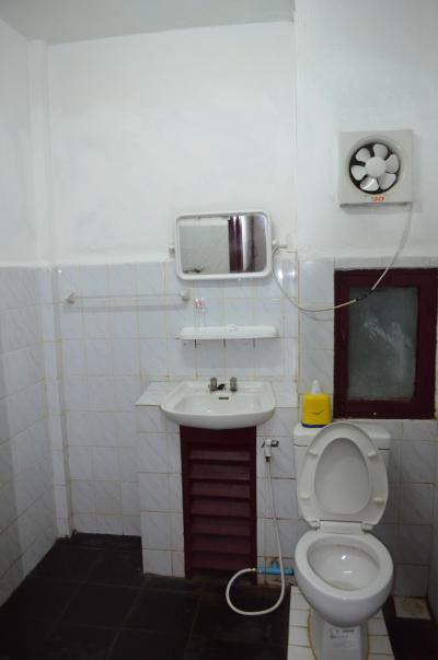 12ドルの部屋のバスルーム