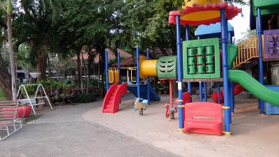 プールサイドの遊具。左にwifiが使えるソファーのあるロビー