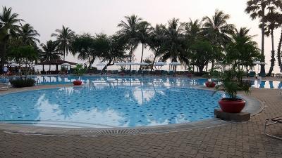 プール。左海岸際がレストラン