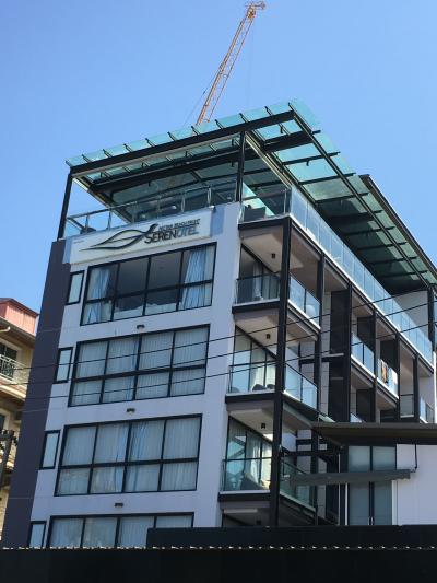 ビーチロード沿いにある新しくて眺めの良いホテル