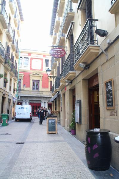 バル巡りには旧市街の中のホテルが便利。