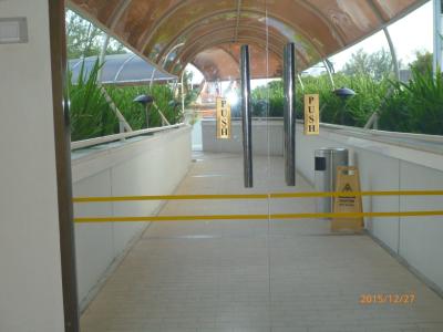 2つの棟が通路でつながれています。ルームキーで開きます。