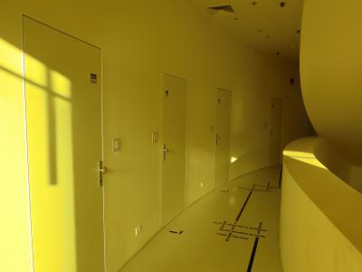 一面黄色という独特のデザイン（廊下です）