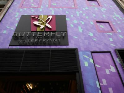 エレベーターで2階に上がったところがフロントです