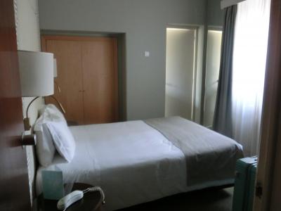 白を基調にした清潔感のある静かな客室