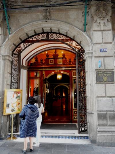 入口には、警備員がいる