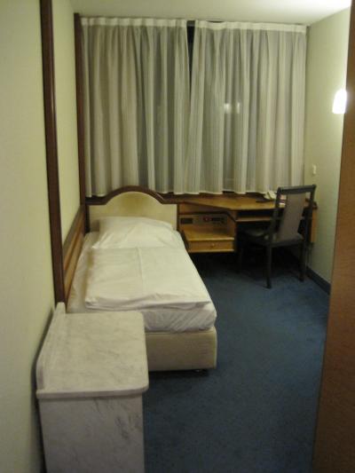 Regent Hotel の客室です。シンプルで、清潔です。