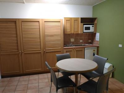 となりの部屋にシングル×２と、このミニキッチンがあります