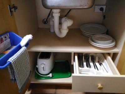 流しの下を開けると食器類とトースターありました。