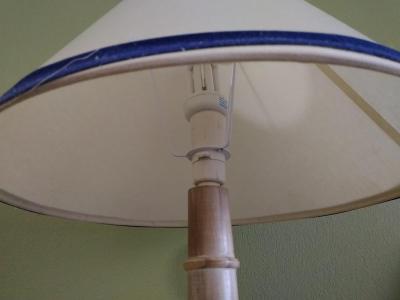 ランプのスイッチは、白い軸の中央の突起を押し込みます。