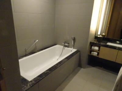 広いバスルーム。手前右にシャワーブースがあります。