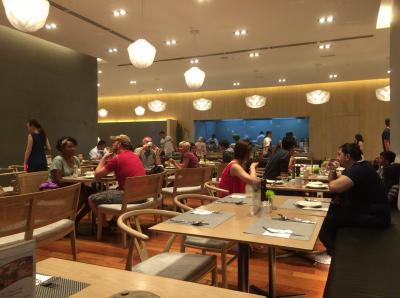 朝食会場、9時半位に行ってもこの込みよう。