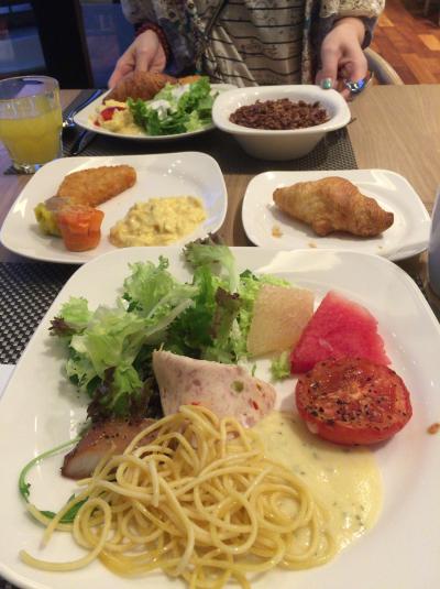 朝食はこんな感じ。クロワッサンが焼きたてで美味しかった。