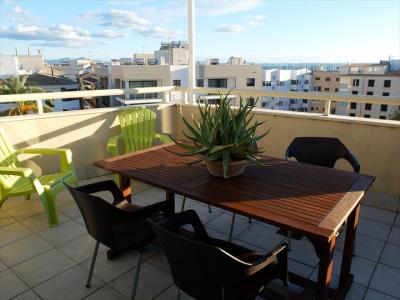 リビングから直接出られる屋上テラス。海の眺めはちょっぴりだけ