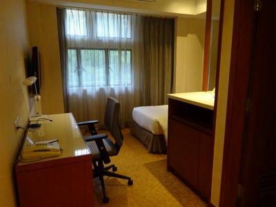 シングルはEV横のL字型の部屋でした