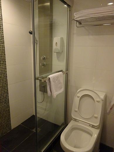 シャワールームは清潔でした